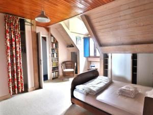 Maisons de vacances Maison en bord de mer avec jardin arbore a Groix - FR-1-813-17 : Maison de Vacances