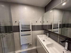 Appartement rénové 2 pièces + mezzanine près des pistes, calme et confort - FR-1-297-349