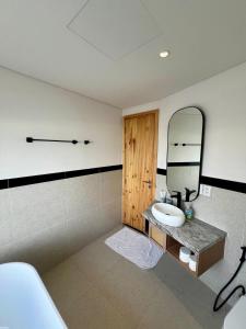 Aqua Blue Ocean View Condo - Free Swimming Pool