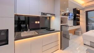 The Luxury Studio at Delft Ciputra Makassar Apartment By Travelio