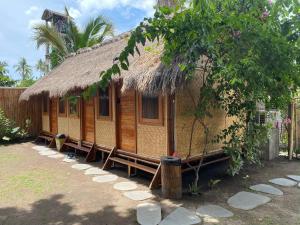 Giường Đơn Trong Phòng Nghỉ Tập Thể Cho Cả Nam Và Nữ (Single Bed in Mixed Dormitory Room)