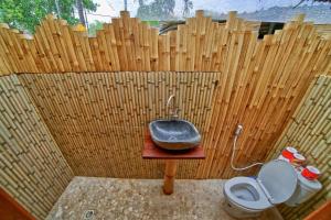 Giường Đơn Trong Phòng Nghỉ Tập Thể Cho Cả Nam Và Nữ (Single Bed in Mixed Dormitory Room)