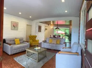 CASA ENTERA HERMOSA - Teniente Hugo Ortiz