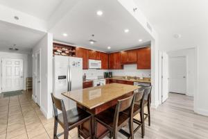 Amazing Beach Ocean View Condo! Free Beach ChairsService! Sleeps 8! by Dolce Vita Getaways PCB