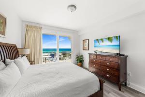 Amazing Beach Ocean View Condo! Free Beach ChairsService! Sleeps 8! by Dolce Vita Getaways PCB
