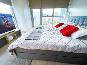 Luxury 2BR Corner near Solaire & Okada II Sunset