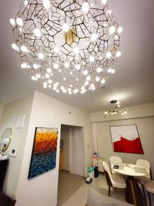 Luxurious 1BR in Bayshore w Sunset View near Okada