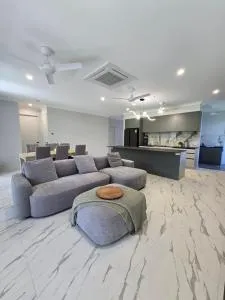 41RedPebbles Villa in Redlynch,Cairns QLD - Caravonica