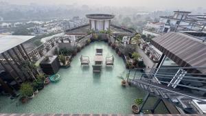 Riverfront Penthouse Studio with Spacious Terrace