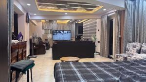 Riverfront Penthouse Studio with Spacious Terrace