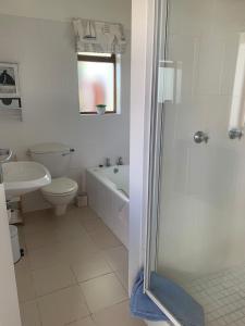 Shore Cottage- over the road to the waters edge!