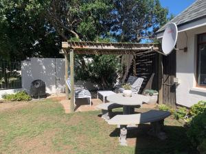 Shore Cottage- over the road to the waters edge!