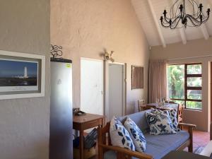 Shore Cottage- over the road to the waters edge!