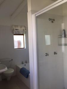 Shore Cottage- over the road to the waters edge!