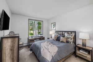 Stunning Renovated 2 Bedroom in Arrowhead Village! condo