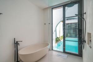 Villa Jenna - Exquisite 3BR Villa Close to Batu Belig Beach