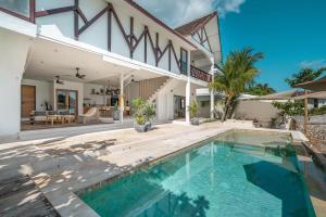 La Villa Ceningan - Breathtaking 4BR Beachfront Villa in Nusa Ceningan
