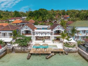 La Villa Ceningan - Breathtaking 4BR Beachfront Villa in Nusa Ceningan