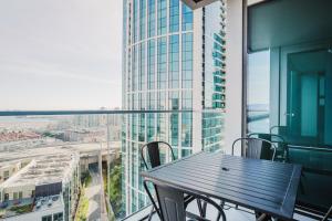 Blueground Rincon Hill pool EV near Ferry SFO-1796