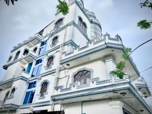 White palace airport transit Hotel