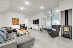 Beautiful Pool House With Outdoor Spa, Built In 2022