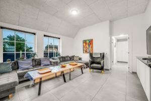 Beautiful Pool House With Outdoor Spa, Built In 2022