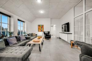 Beautiful Pool House With Outdoor Spa, Built In 2022