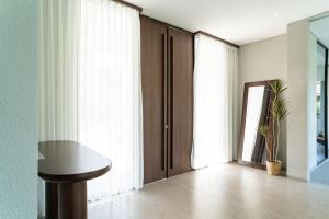 Kireina Mori Forest View Villa 6 bedrooms with a private heated swimming pool and a movie room