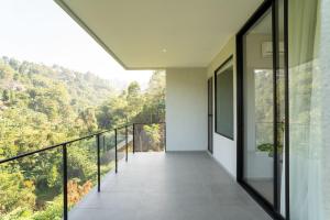 Kireina Mori Forest View Villa 6 bedrooms with a private heated swimming pool and a movie room