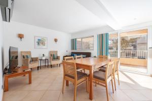 Comfortable Duplex Apartment with 2 bedrooms & 2 terrace 200 m away from the ocean - 4hvězdičkové hotely ve městě Porches