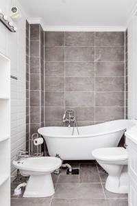 Central Lakefront Retreat