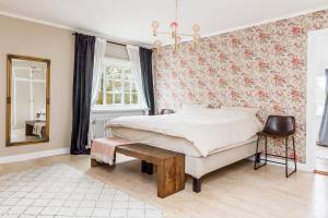 Central Lakefront Retreat