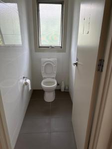 Room in Kew East