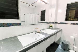 Luxury 4BR Apartment with Pool behind Alona Beach