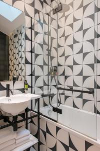 Triple Room room in Arc Elysées