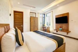 Hotel The Emporio Grand 5 Mints walking from Vaishali Metro Station