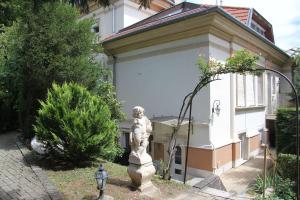 Nestled Romance, Budas Hilltop Heaven