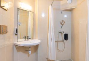Hotels B&B HOTEL Lyon Saint-Bonnet Mi-Plaine : Chambre Double - Accessible aux Personnes à Mobilité Réduite 