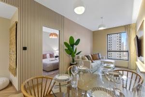 Beachside Home on JBR Walk with modern interiors - 4-star hotels in Dubai