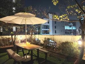 #New open sale#1 stop to Hongdae subway#3Room 4Bed 2Bathtoom#Cozy rooftop#Free luggage keeping#Free parking#close to K-Pop studio#many restaurants