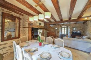 Maisons de vacances Newly renovated fort with panoramic landscape view jacuzzi & billiard : photos des chambres