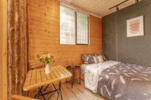 PagodaView2-LotusPond-WoodenBathtub