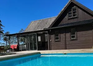 Kustnära hus med utsikt över havet och karlsöarna - Ronehamn