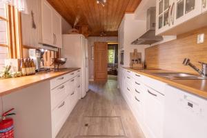 Kustnära hus med utsikt över havet och karlsöarna