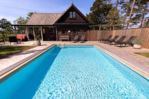 Kustnära hus med utsikt över havet och karlsöarna