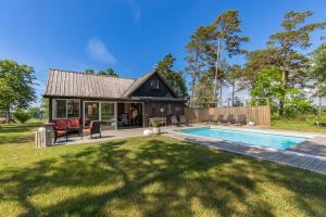 Kustnära hus med utsikt över havet och karlsöarna