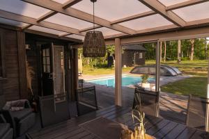 Kustnära hus med utsikt över havet och karlsöarna