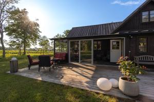 Kustnära hus med utsikt över havet och karlsöarna
