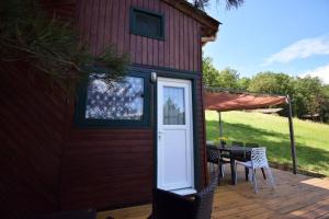 Petit chalet au Lac de Goulens avec piscine commune - 2 adultes et 1 enfant