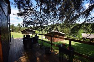 Petit chalet au Lac de Goulens avec piscine commune - 2 adultes et 1 enfant